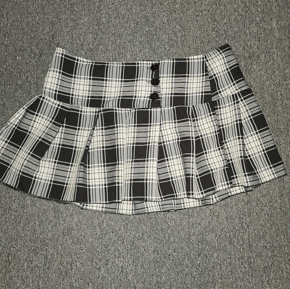 Pleated mini skirt.